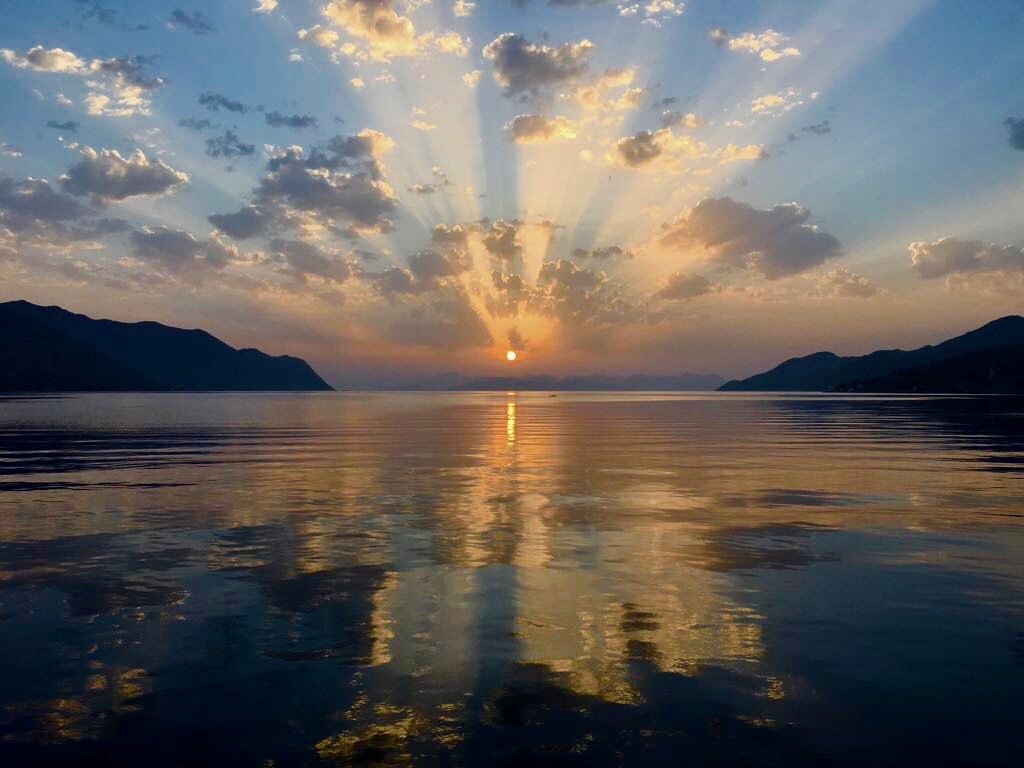 Zonsopgang Simi Griekenland Yogacruise